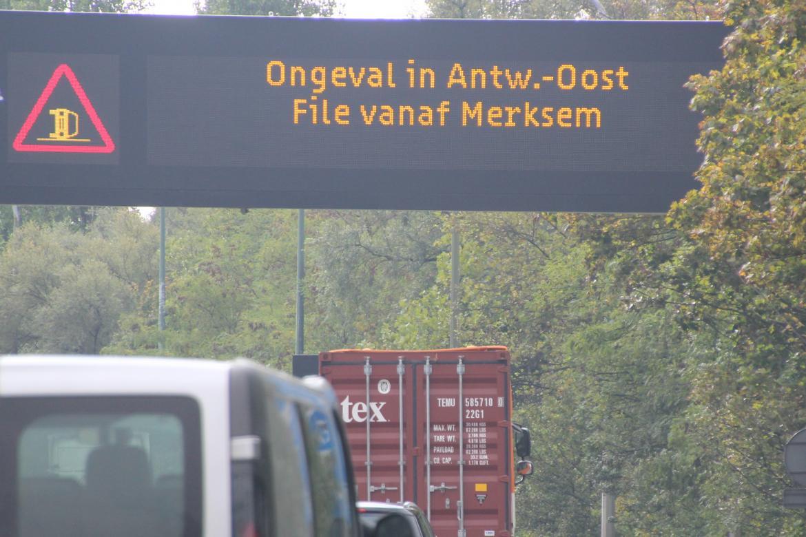 Dynamisch tekstbord boven de weg.