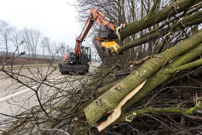 Kraan aan het werk in de berm.