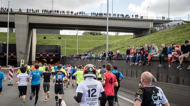 Lopers bij de Kennedytunnel.