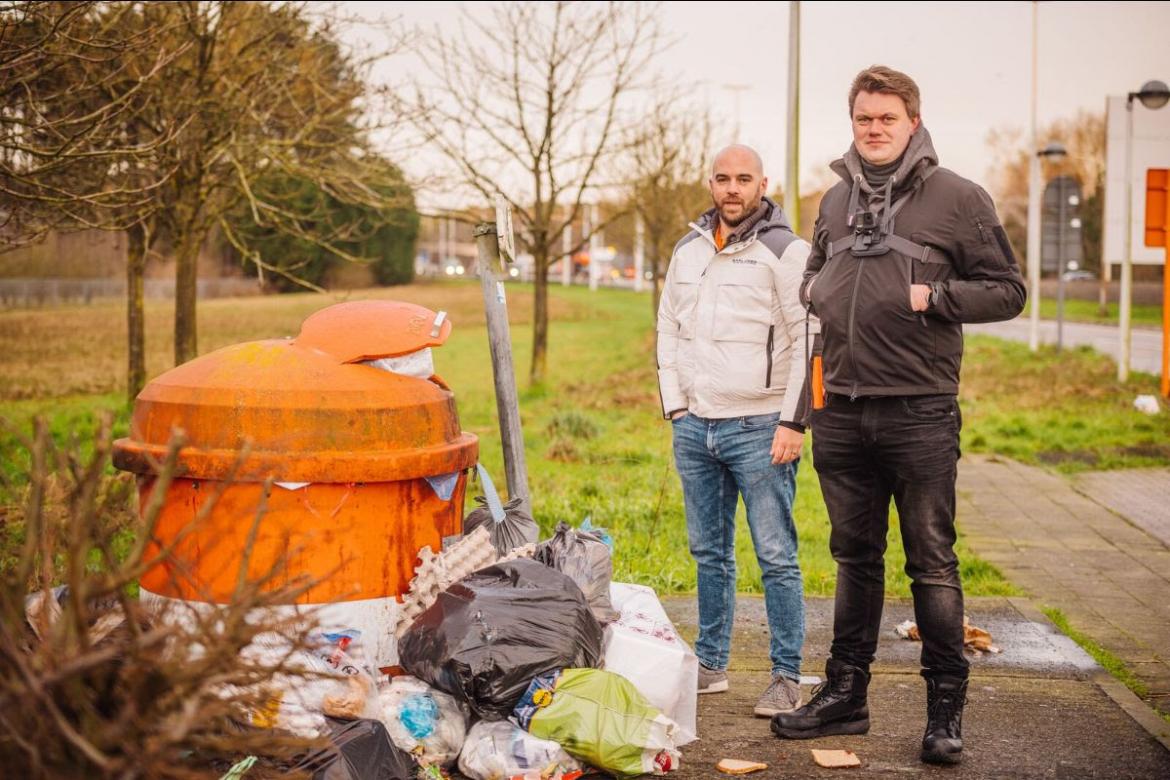 Wegentoezichters poseren bij afval.