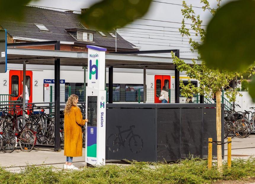 Hoppinzuil bij een NMBS-station.