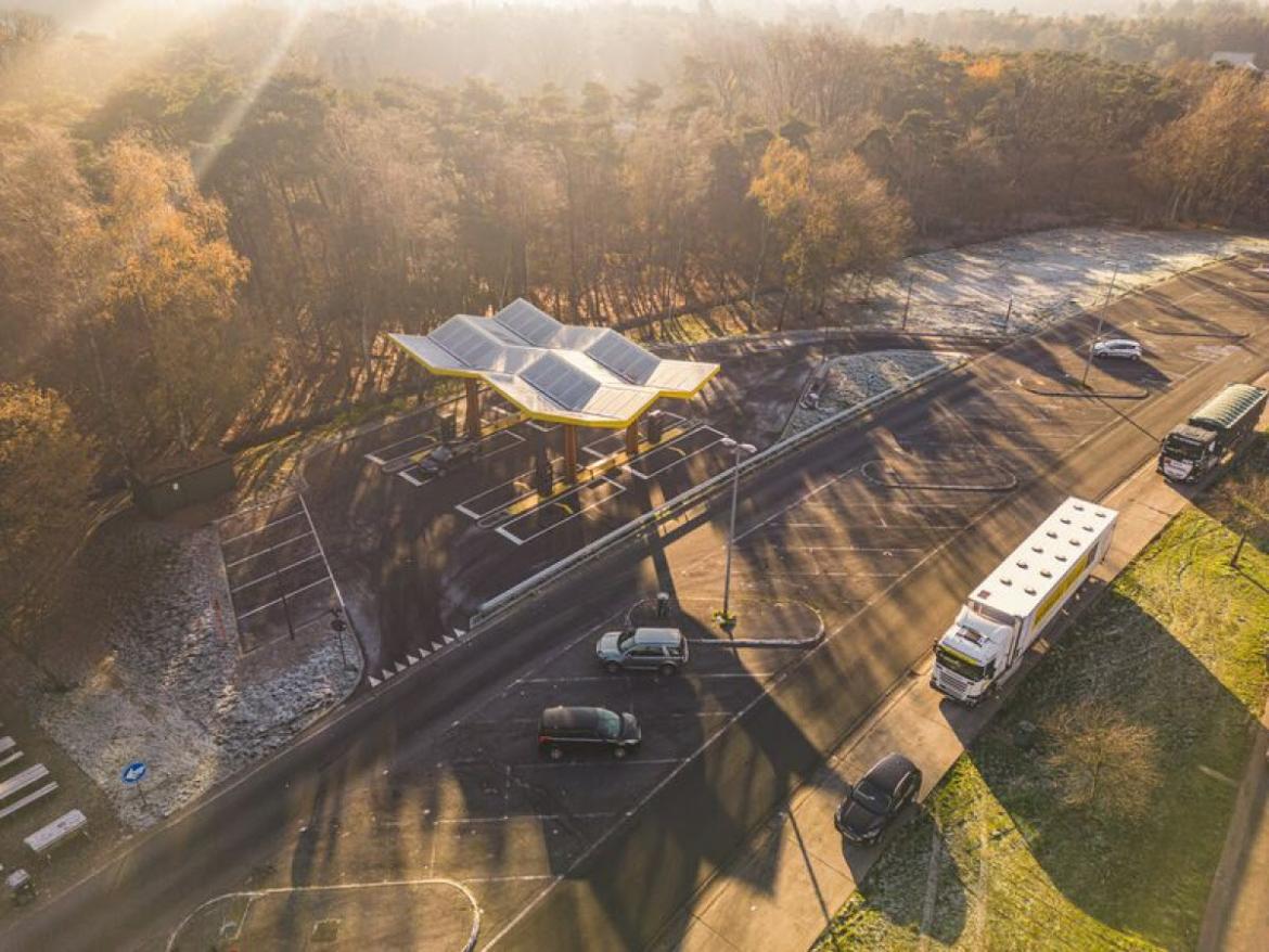 Laadinfrastructuur bij de E19 in Brecht.