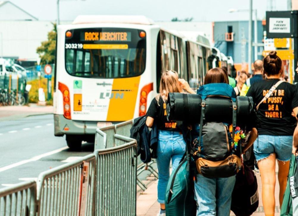 Festivalgangers bij een bus van De Lijn naar Rock Werchter.
