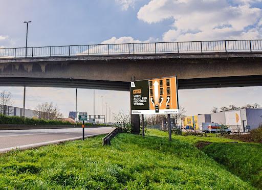 Affiche over de reddingsstrook naast een snelweg.