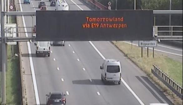 Tekstbord met vermelding Tomorrowland.