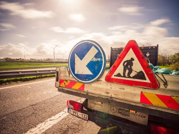 Werfsignalisatie op werfvoertuig.