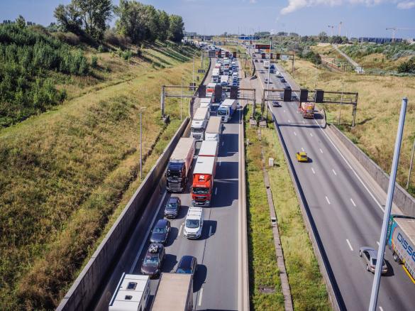 Verkeer rijdt Kennedytunnel in.