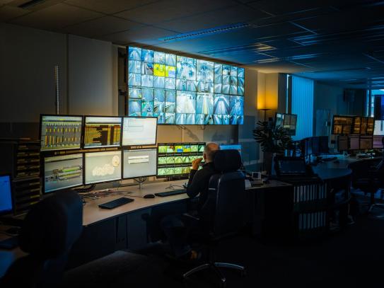 Verkeersleider aan tunneldesk.
