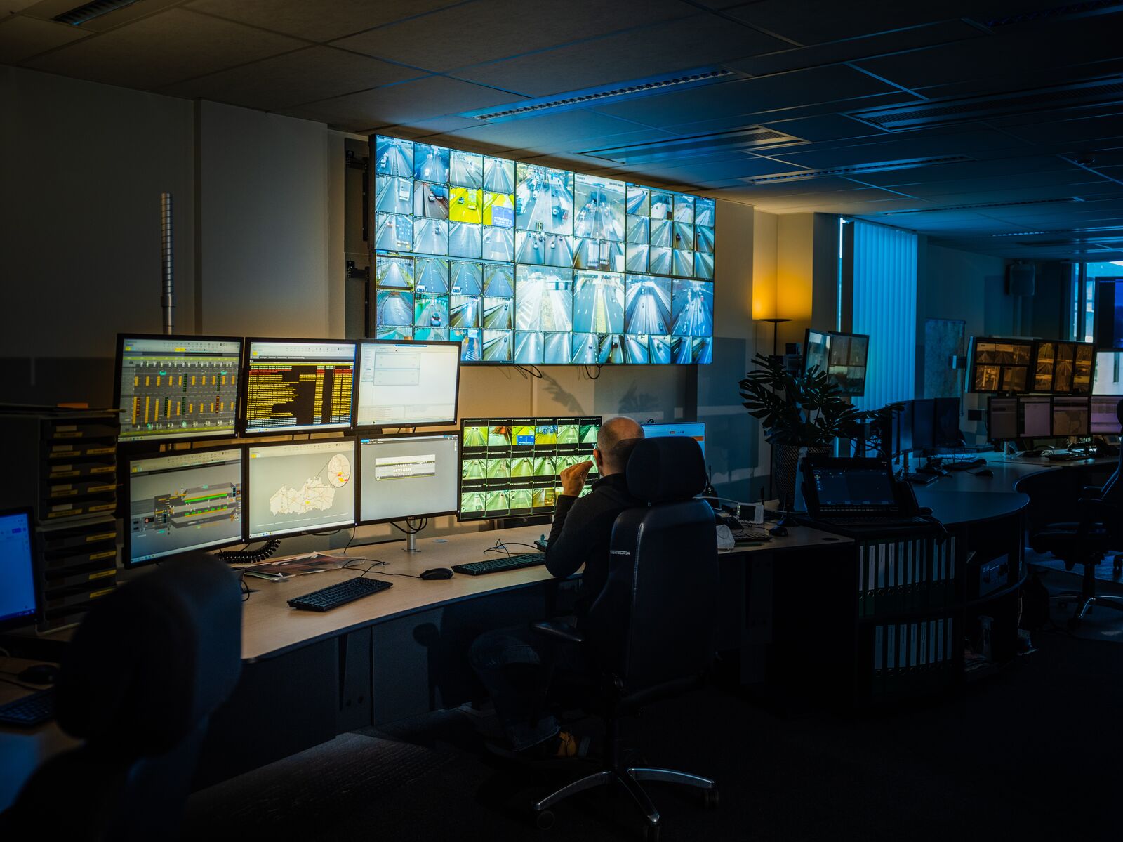 Verkeersleider aan tunneldesk.