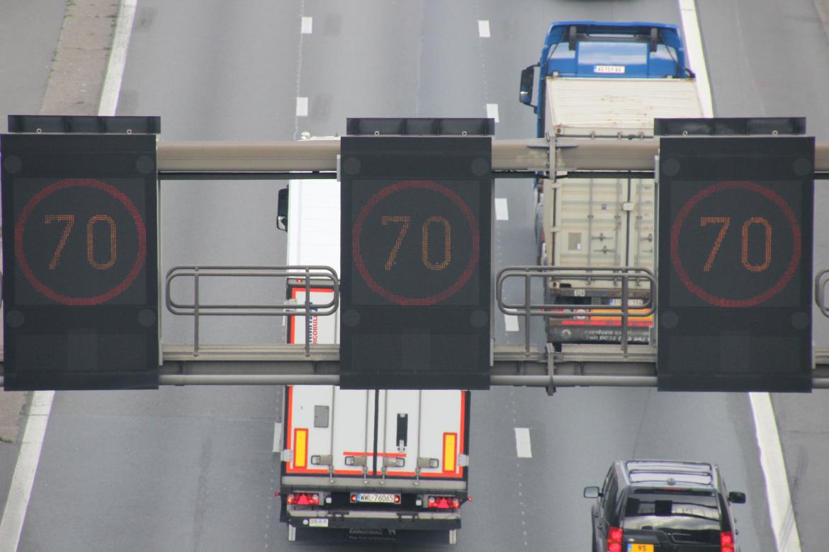 RSS-bord boven de weg.