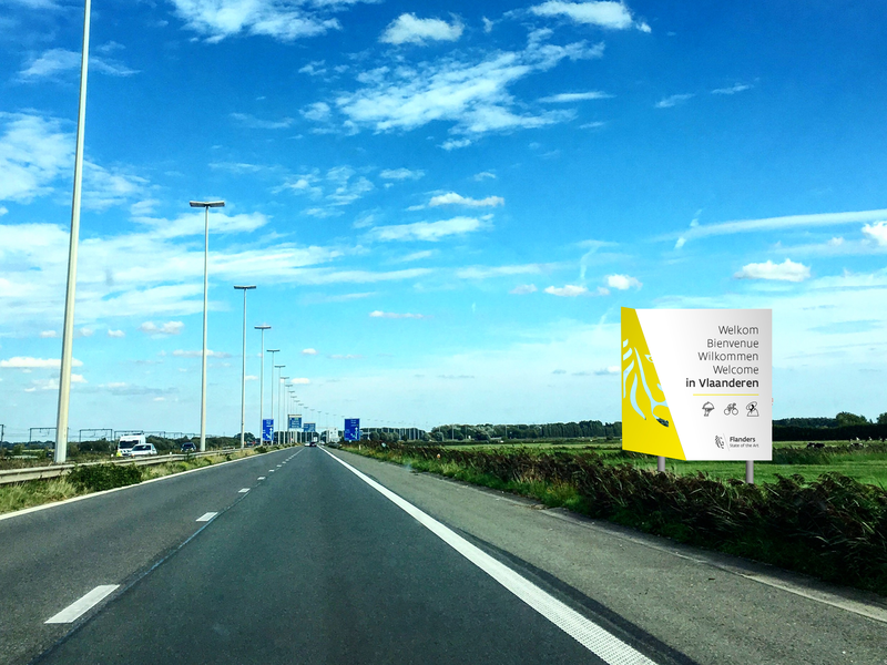 Bord "Welkom in Vlaanderen" naast snelweg.