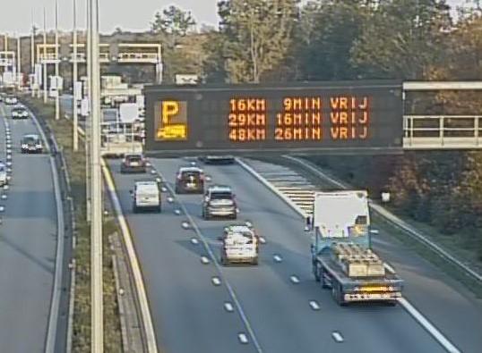 Tekstbord met info over de bezettingsgraad van snelwegparkings.