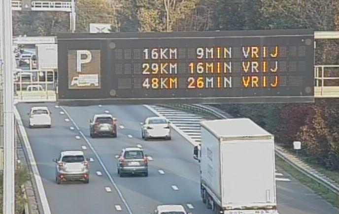 Tekstbord met info over de bezettingsgraad van snelwegparkings.