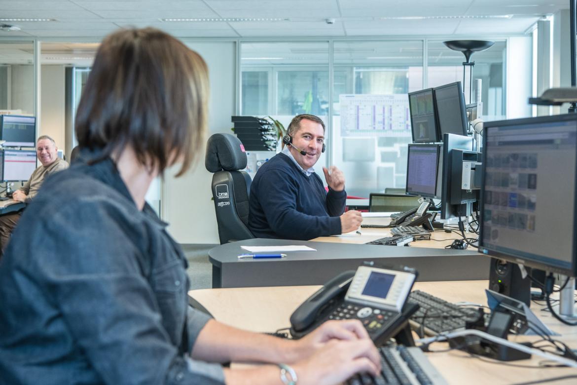 Technisch operatoren in gesprek.