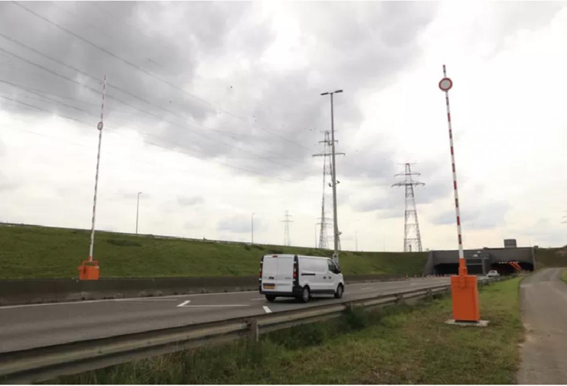 Openstaande slagbomen bij de Beverentunnel.