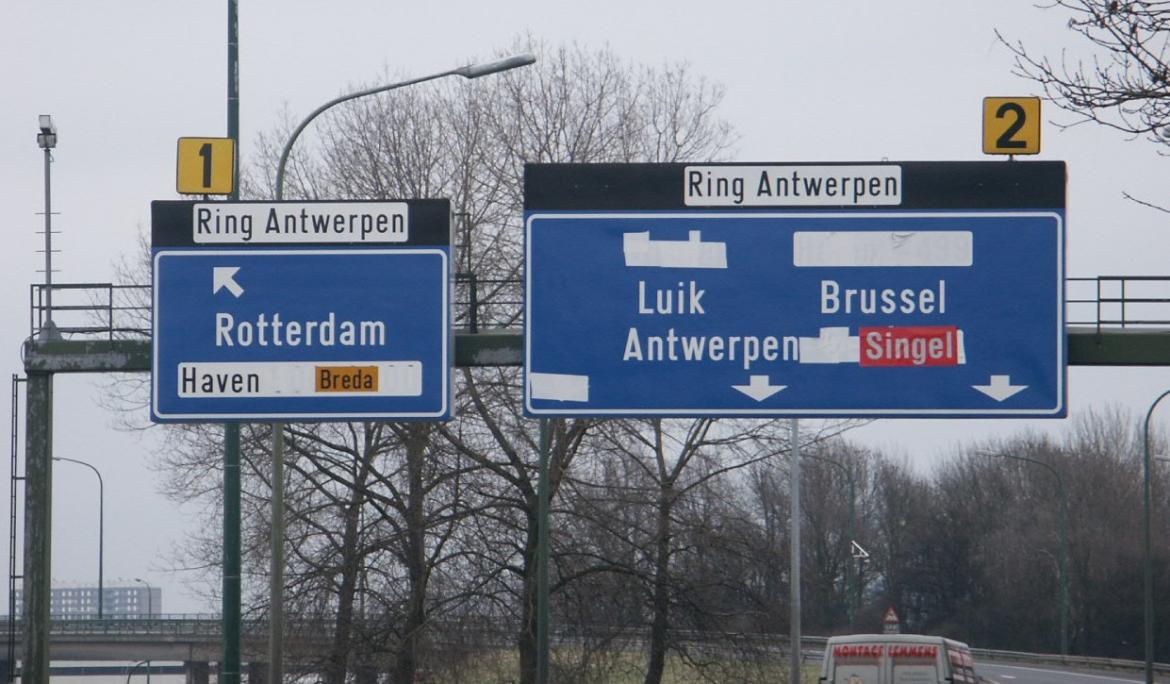 Foto van tekstbord met signalisatie op de Antwerpse ring.