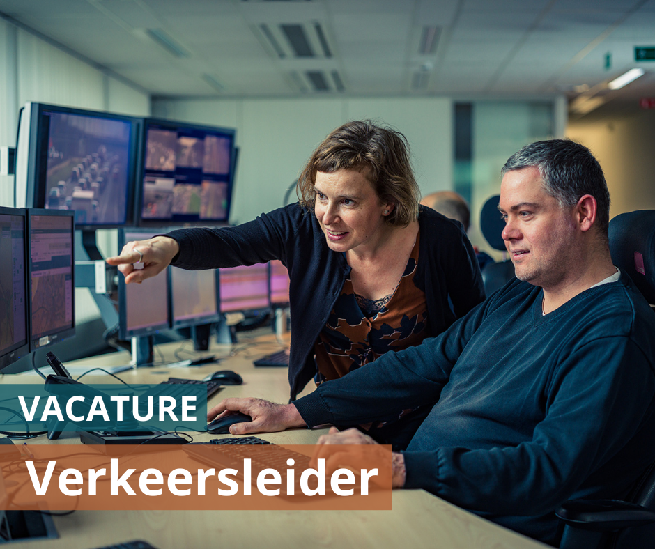 Twee verkeersleiders bekijken camerabeeld.