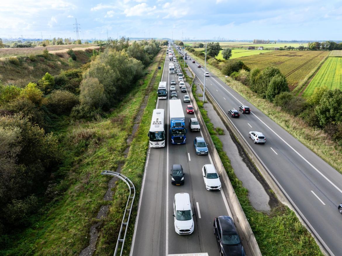 De busbaan en druk verkeer op de A12.