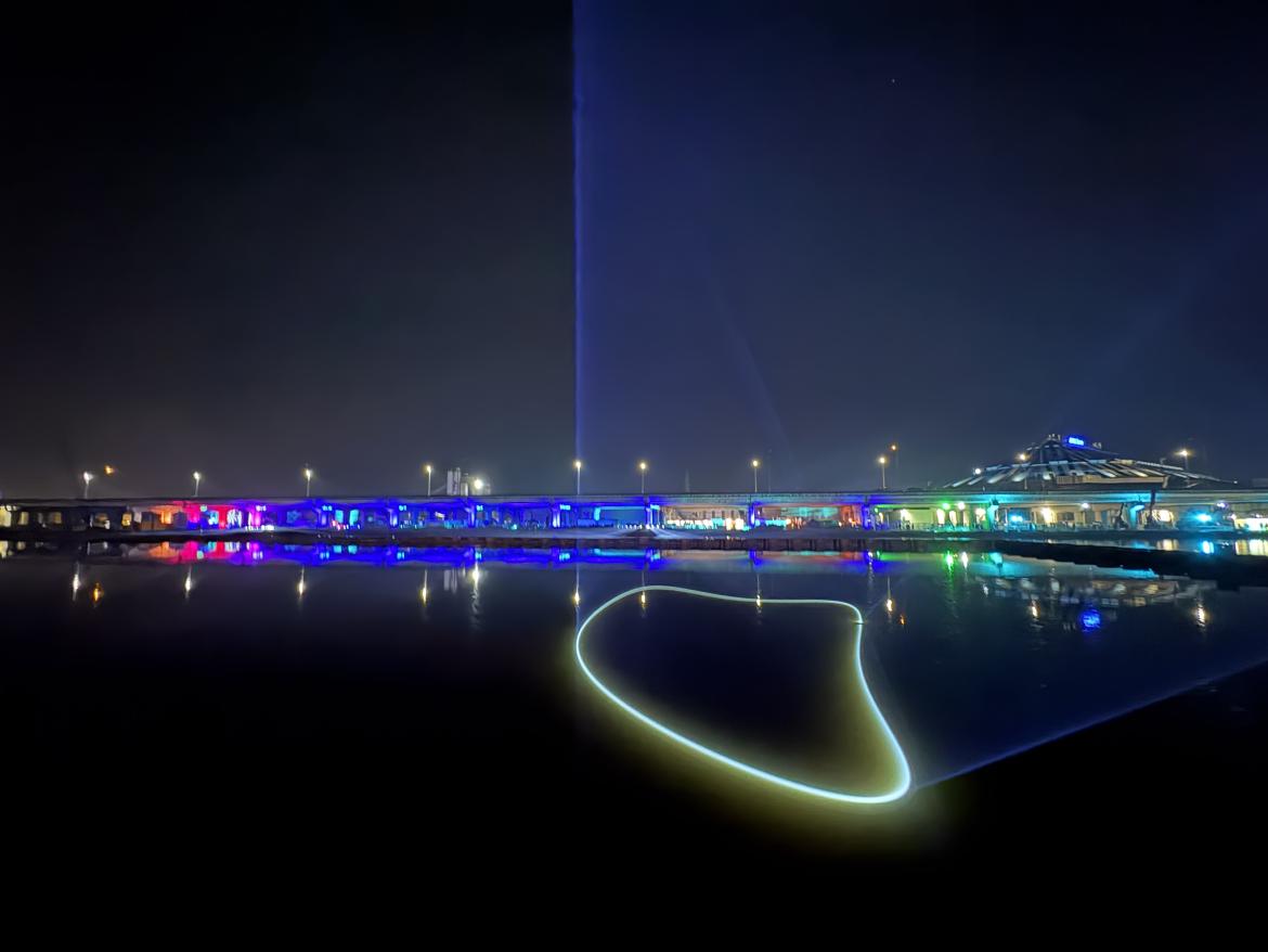 Zicht op het viaduct met het lichtspektakel eronder.