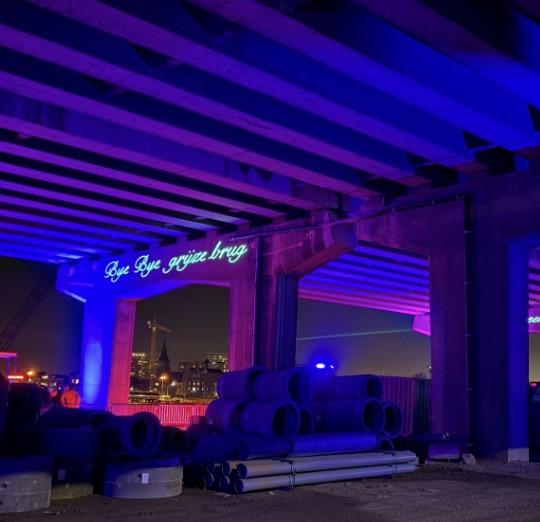 Blauw licht onder het viaduct.