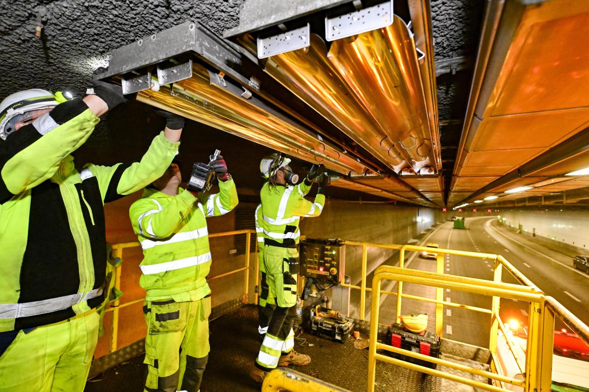 Arbeiders werken in de Craeybeckxtunnel.