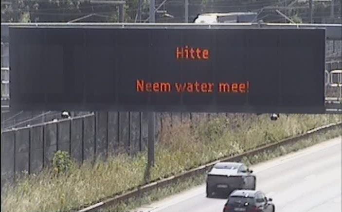 tekstbord met boodschap "Hitte - neem water mee!".