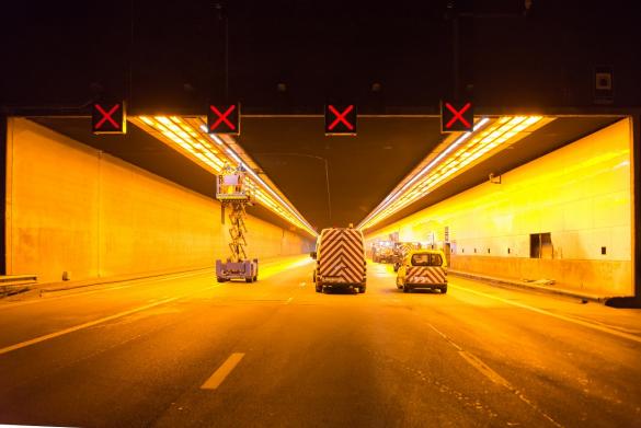 Nachtelijk onderhoudswerk in de Craeybeckxtunnel.