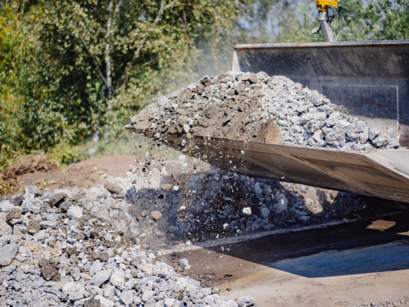 Gruis wordt weggehaald