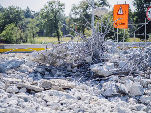 Opgebroken weg en werfbord.