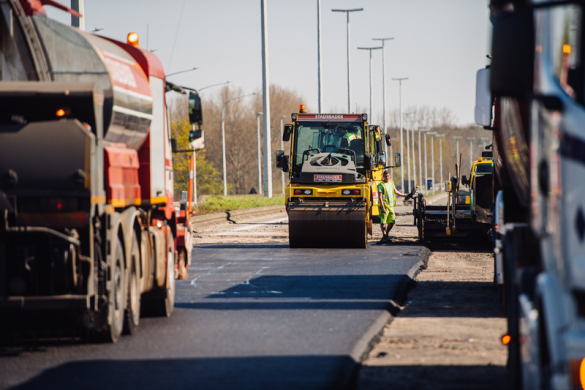 Werf voor nieuwe asfaltering van de snelweg.