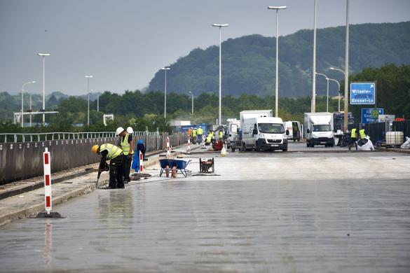 Wegenarbeiders aan het werk op het viaduct van Wilsele.