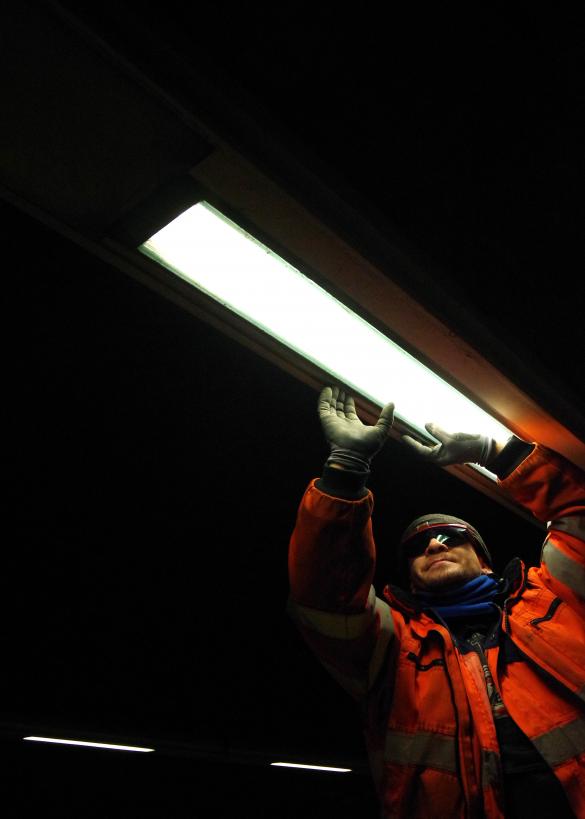 Arbeider aan het werk in een tunnel.