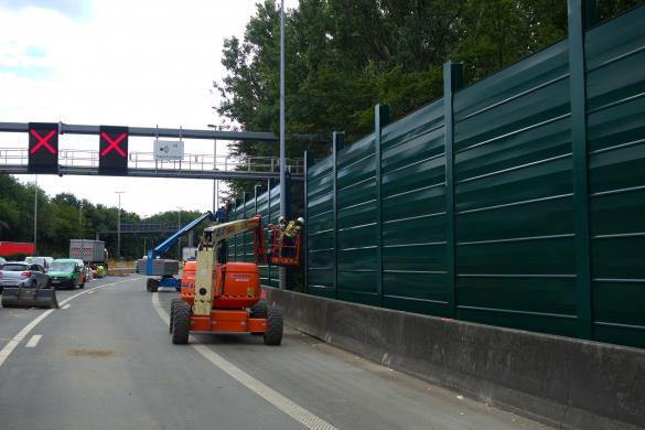 Plaatsing geluidsmuren bij Antwerpen-Oost.