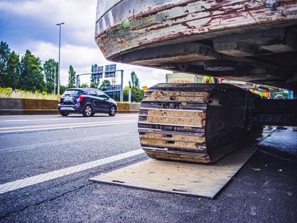 Snelweg met werfvoertuig.