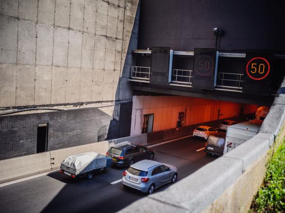 Voertuigen rijden Kennedytunnel in.