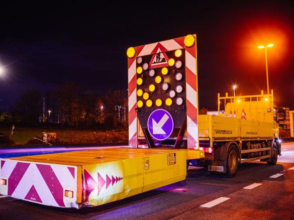 Werfsignalisatie bij nacht.