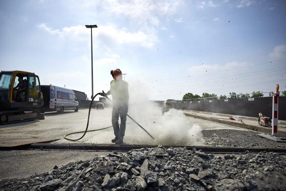 Arbeider werkt aan brugvoeg.
