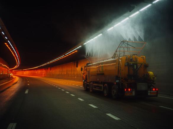 Reiniging tunnelwand.