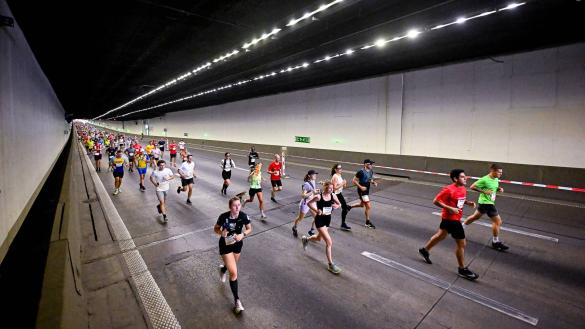 Lopers in de Kennedytunnel.
