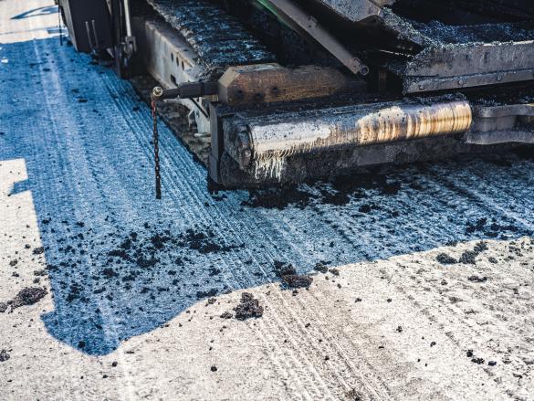 Machine op betonnen ondergrond.