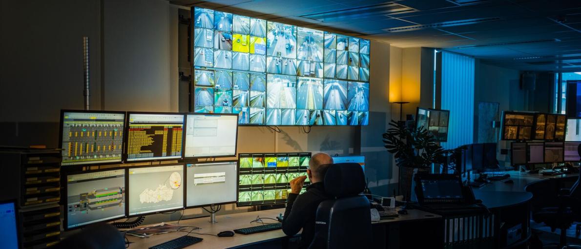 Verkeersleider aan tunneldesk.