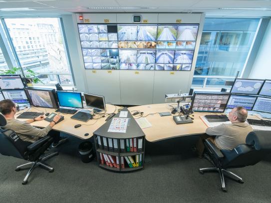 Operatoren bekijken camerabeelden van tunnels.