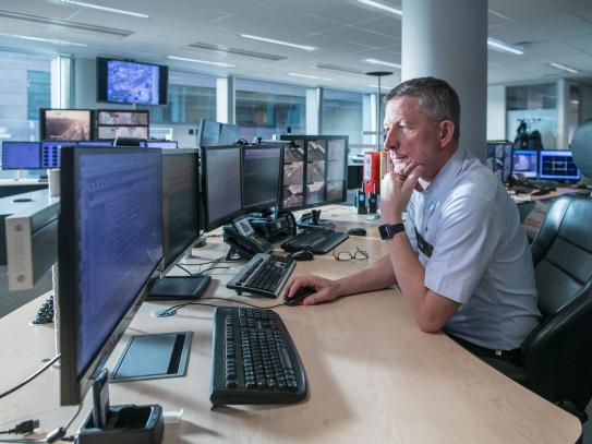 Inspecteur van de Wegpolitie in de controlezaal.