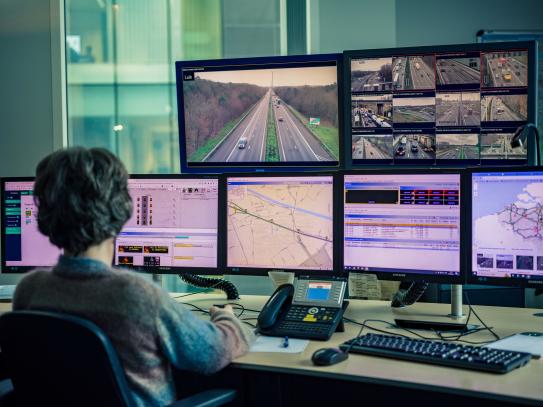 Verkeersleider aan desk.