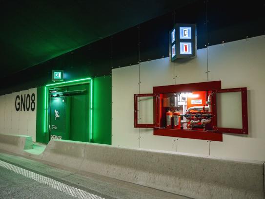 Noodfaciliteiten in de tunnel.