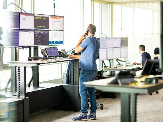 Technisch operatoren in de technische controlezaal.